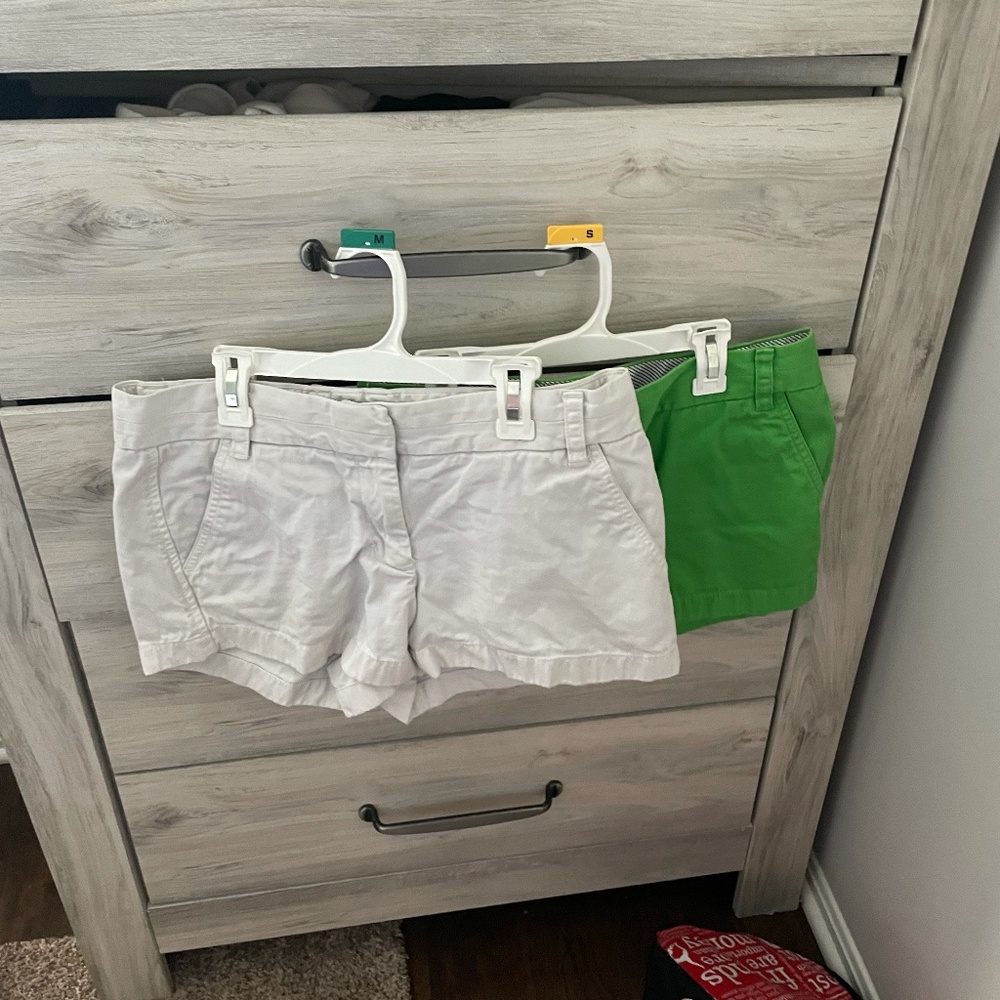 Chino shorts white and green